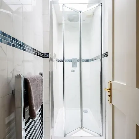 Spacious, Bright & Cosy ~ Ideal Victoria Location! London Exterior photo