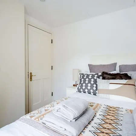 Spacious, Bright & Cosy ~ Ideal Victoria Location! London Exterior photo