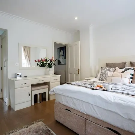 Spacious, Bright & Cosy ~ Ideal Victoria Location! London Exterior photo