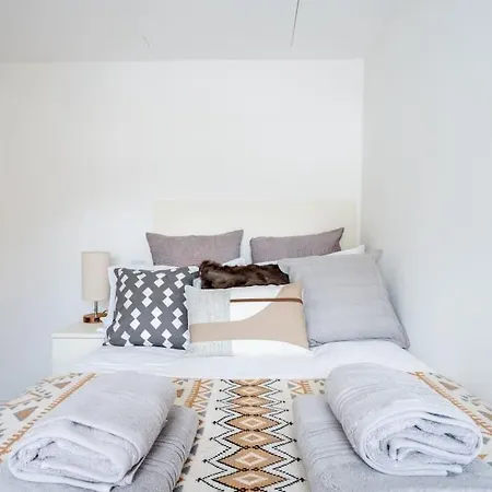 Spacious, Bright & Cosy ~ Ideal Victoria Location! London Exterior photo