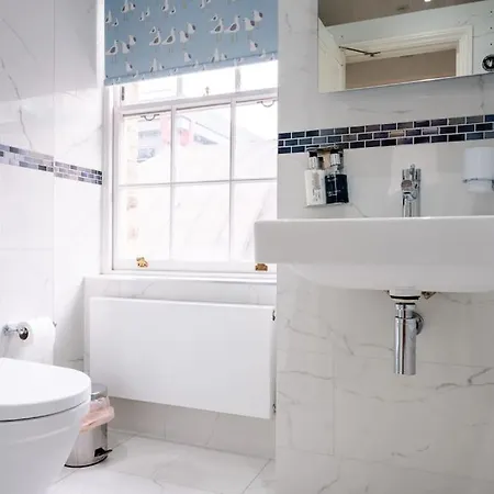 Spacious, Bright & Cosy ~ Ideal Victoria Location! London Exterior photo