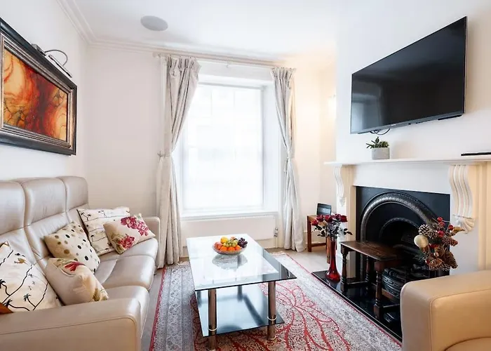 Spacious, Bright & Cosy ~ Ideal Victoria Location!