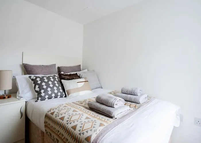 Spacious, Bright & Cosy ~ Ideal Victoria Location!