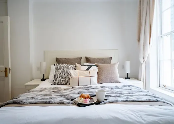 Spacious, Bright & Cosy ~ Ideal Victoria Location!